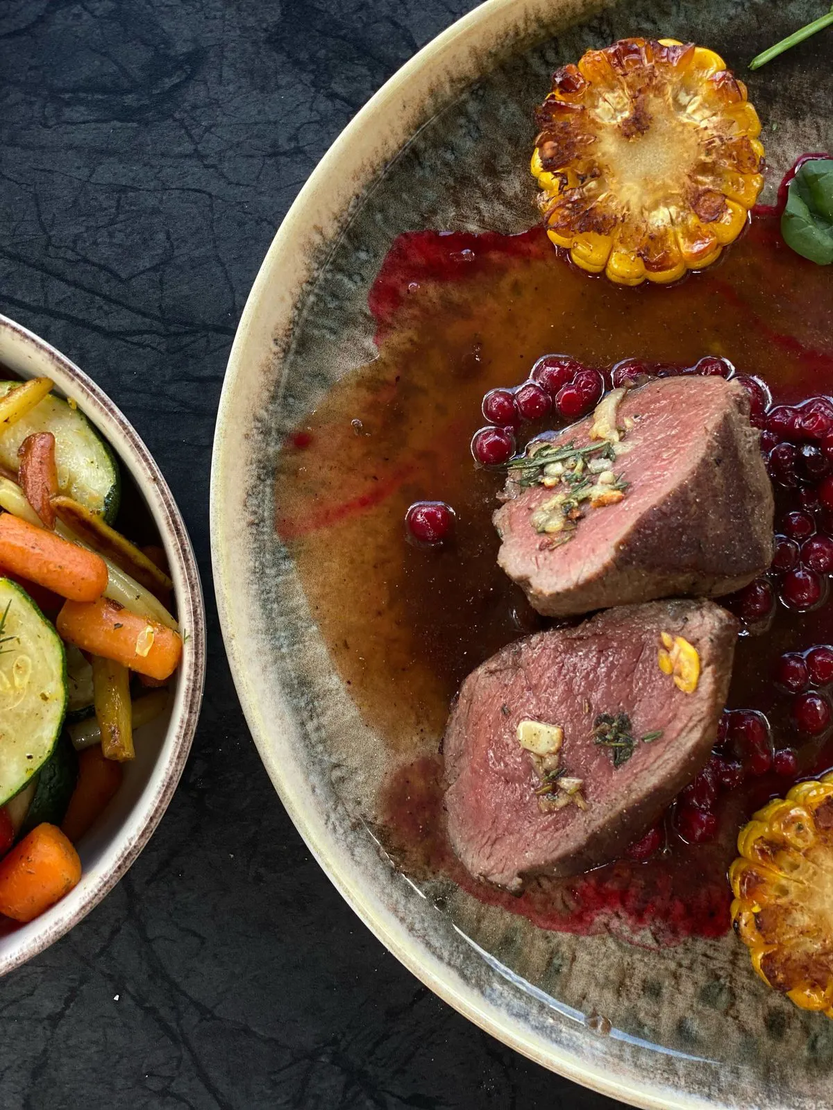 Brieža gaļas karbonāde ar demi-glace un brūkleņu mērci, grilētu kukurūzu un dārzeņiem